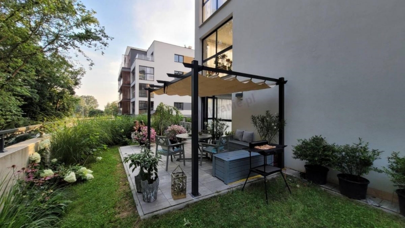 altana nowoczesna w ogrodzie