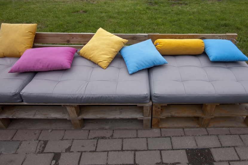 Jak zrobić meble ogrodowe z palet? Poradnik z projektem krok po kroku