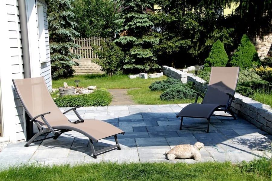 Leżaki ogrodowe - który model najlepiej sprawdzi się w naszym ogrodzie?