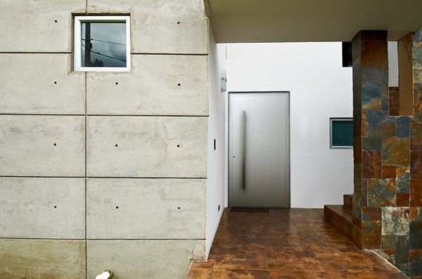 Beton architektoniczny zestawiony z kamieniem dekoracyjnym na taras