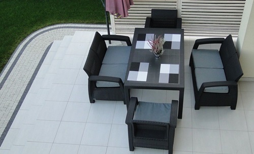 Idealny taras na letnie spotkania z meblami Corfu Fiesta