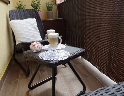 Mały balkon miejski z meblami Rio Patio.