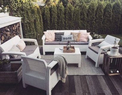 Białe meble ogrodowe Corfu Set Triple Max w skandynawskiej aranżacji.