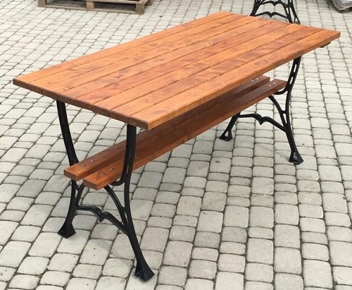 lakier i lakierobejca wykorzystywane do ochrony drewnianego stołu ogrodowego