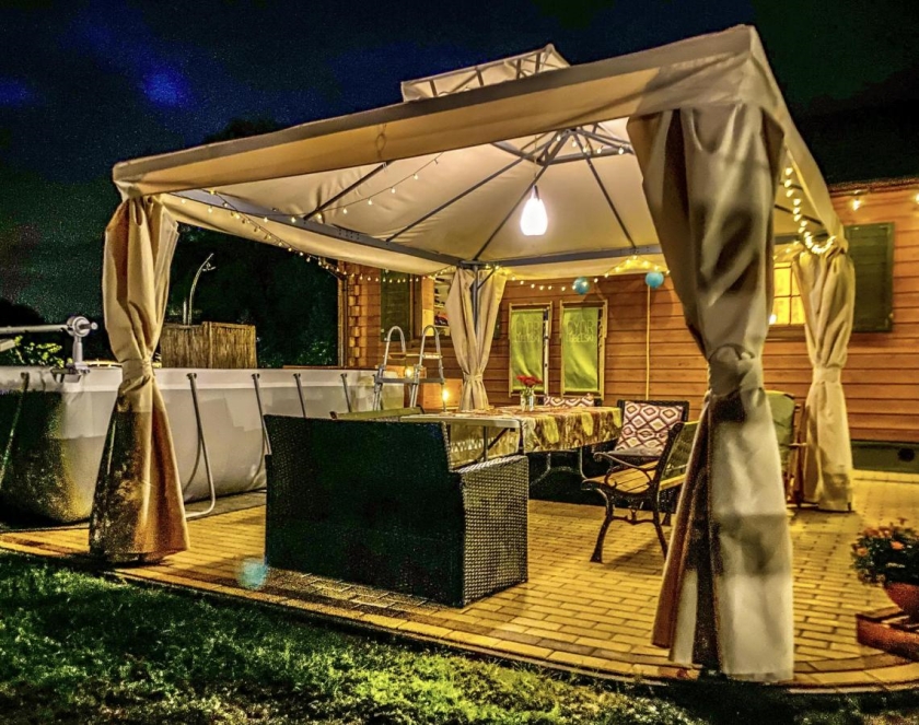 Pergola ze zwiniętymi zasłonami