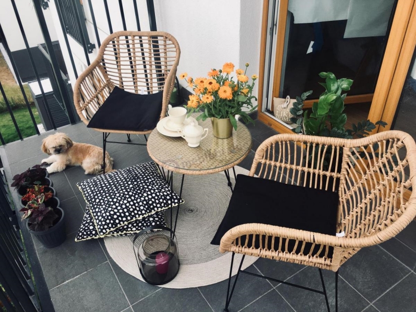 Meble na niewielki balkon – ładne i praktyczne