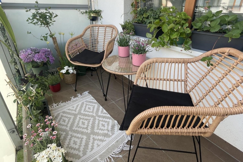 krzesła plastikowe na balkon