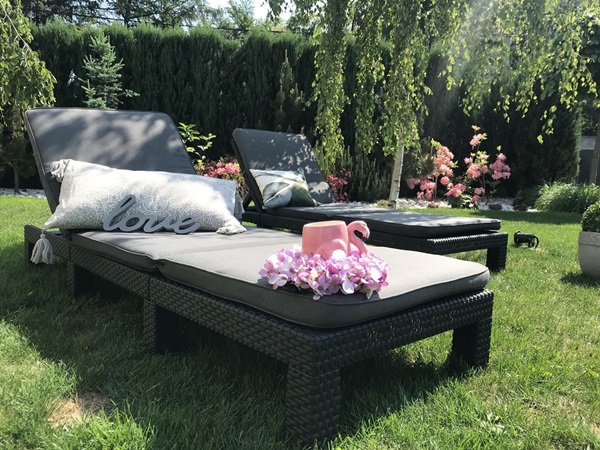 Jaki leżak ogrodowy do wypoczynku nad basenem?