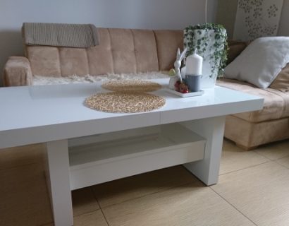 mały salon ze stołem aranżacje