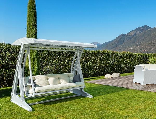 Huśtawka na taras i do ogrodu – jak wybrać mądrze?