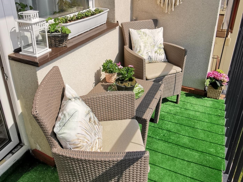 jak ozdobić wąski balkon