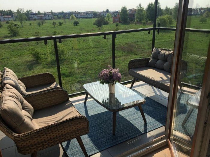 stolik kawowy z sofami na balkon