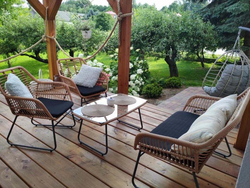 Taras w ogrodzie – inspiracje i aranżacje