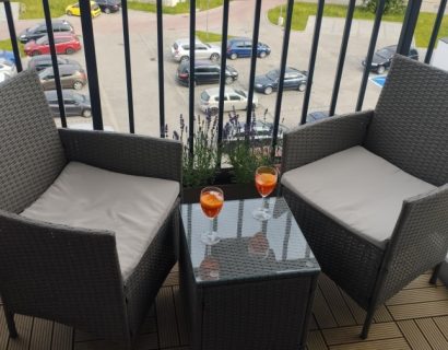 małe fotele na balkon