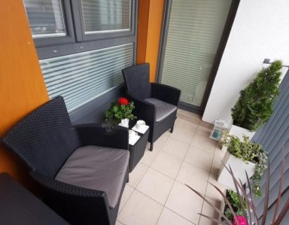 dwa krzesła i stolik na balkon
