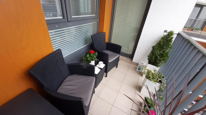 Dwa krzesła i stolik na balkon – uniwersalna aranżacja