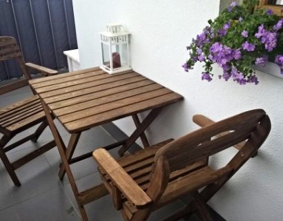 stolik drewniany balkon