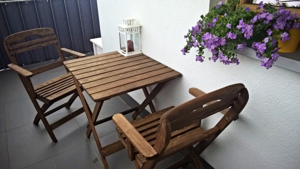 Stylowy i trwały stolik drewniany na balkon