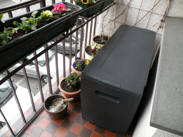 Jak wybrać skrzynię plastikową na balkon?