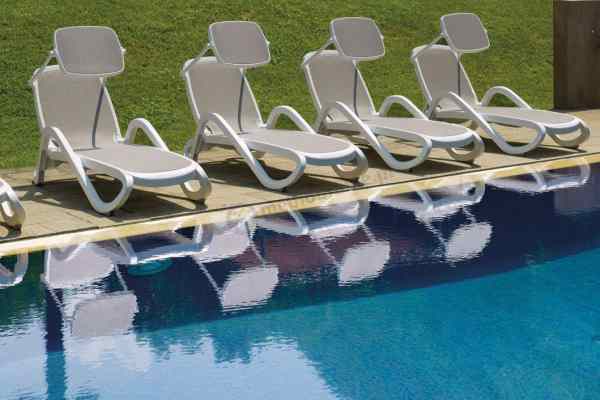 Jak wybrać leżaki plażowe plastikowe?