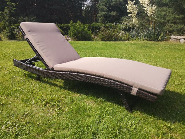 Leżaki z rattanu czy z technorattanu. Co lepsze na leżak do ogrodu?