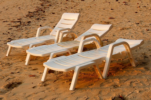 Leżaki plażowe białe