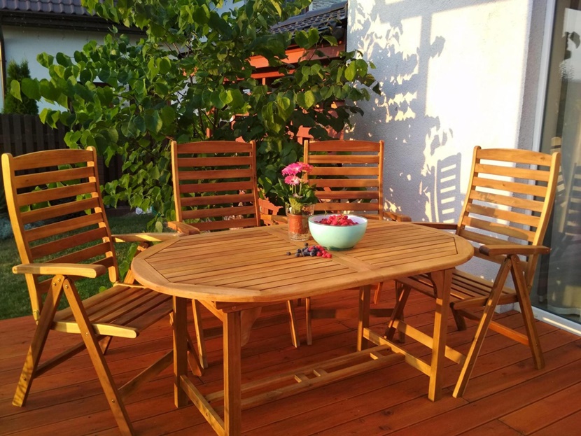 Meble drewniane na tarasie