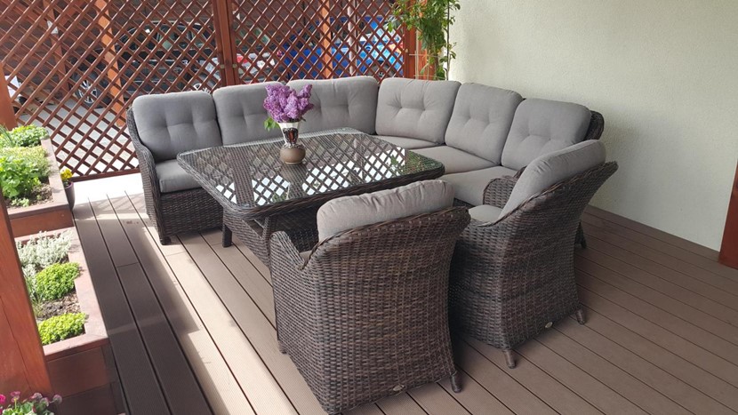 Meble technorattanowe na tarasie