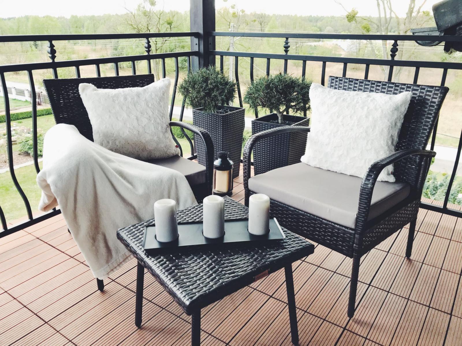 Jak urządzić mały balkon w bloku? Inspiracje na wąskie balkony