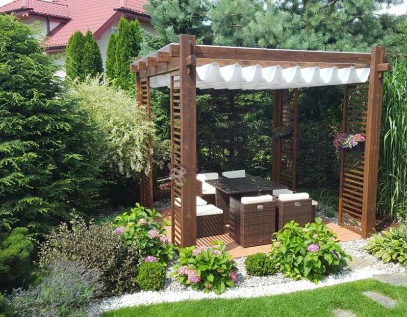 Pergola w kącie ogrodu