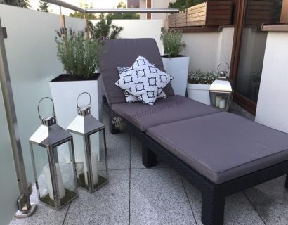 Leżak na balkonie z dekoracjami