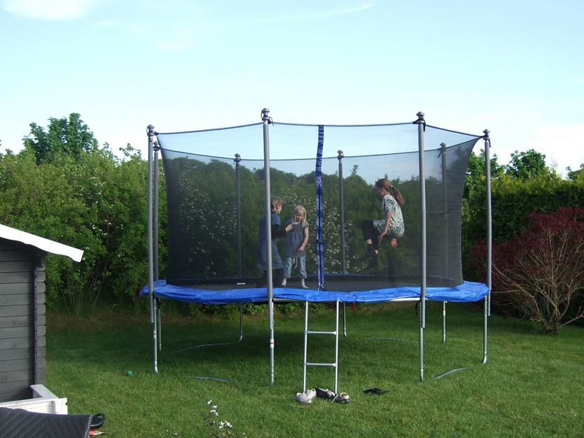 Trampolina w ogrodzie 