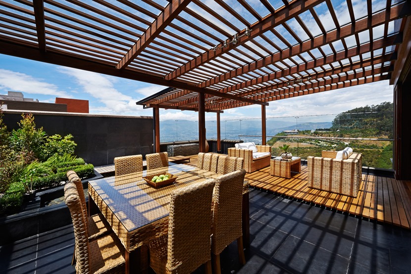 Duża pergola na dachu budynku