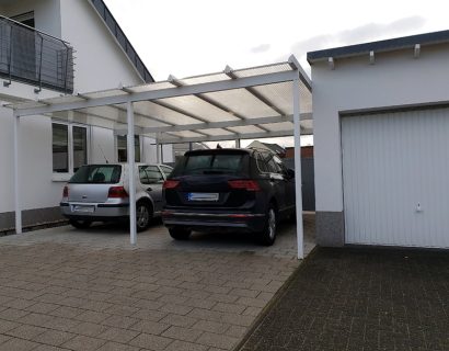 Wiata garażowa przy domu