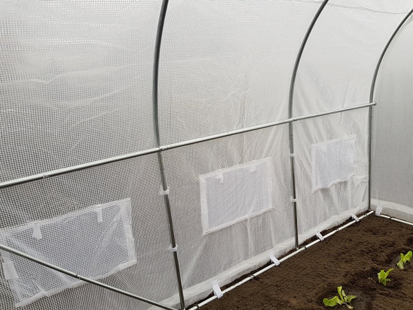 Podwijane okna boczne w tunelu foliowym