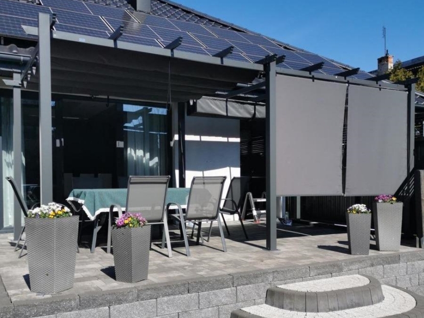 Meble ogrodowe z krzesłami siatkowymi 