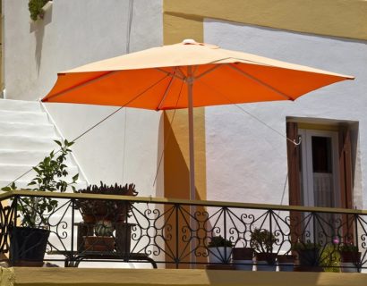 Jak wybrać i zamontować parasol na balkon?