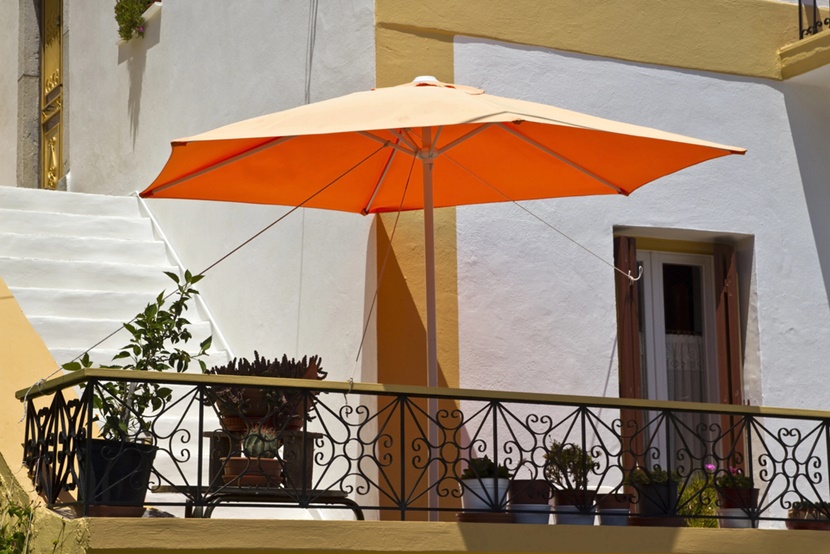 Jak wybrać i zamontować parasol na balkon?