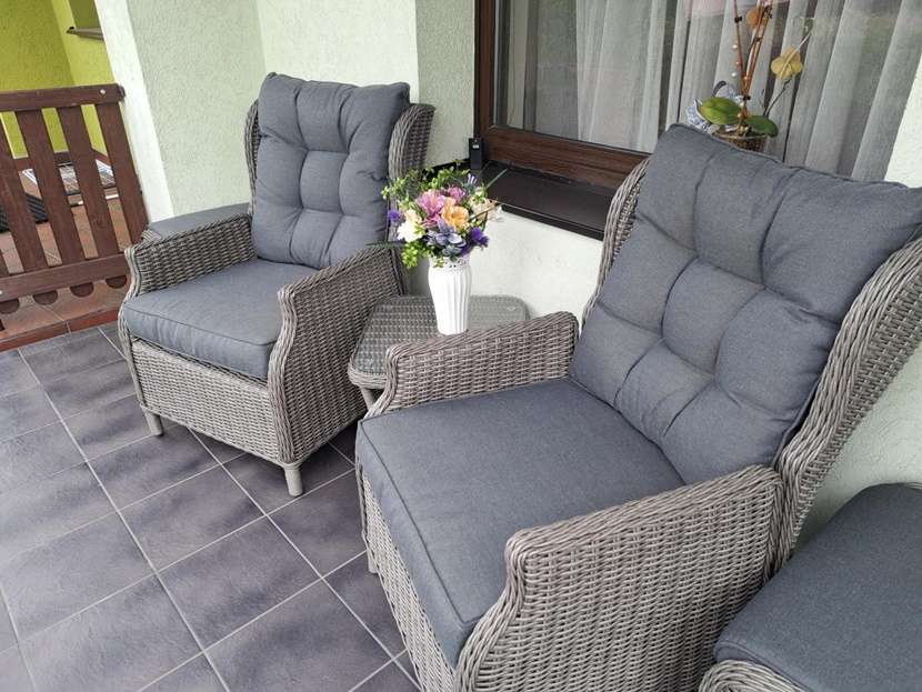 Meble premium na balkonie