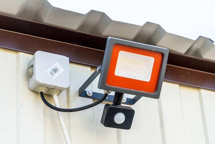 Lampa ogrodowa z czujnikiem ruchu