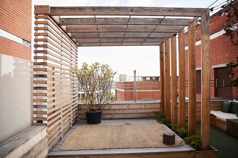 Drewniana pergola na dachu 