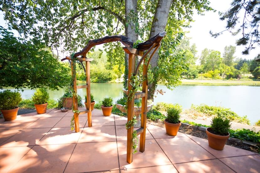 Pergola pokryta roślinami