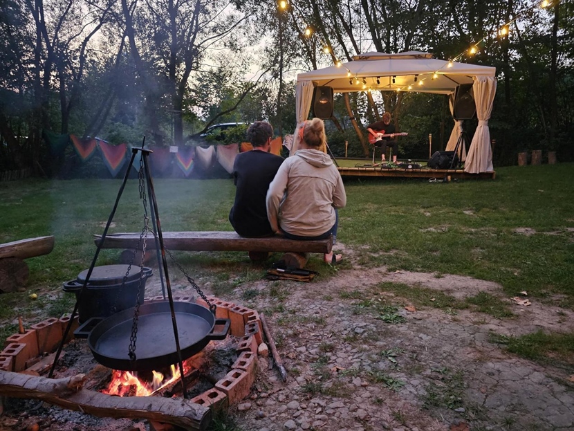 Drewniany podest jako podłoga pod pawilon