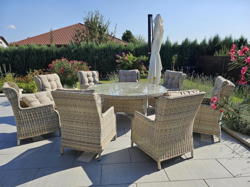 Jadalnia na tarasie lub balkonie – jak ją urządzić?