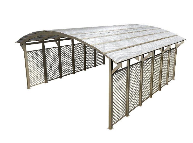 Drewniany garaż z dachem