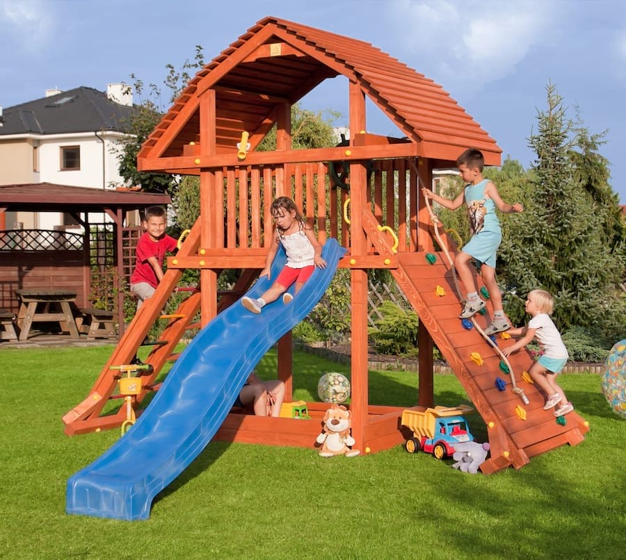 Drewniany plac zabaw ze zjeżdżalnią i ścianką Fungoo Giant