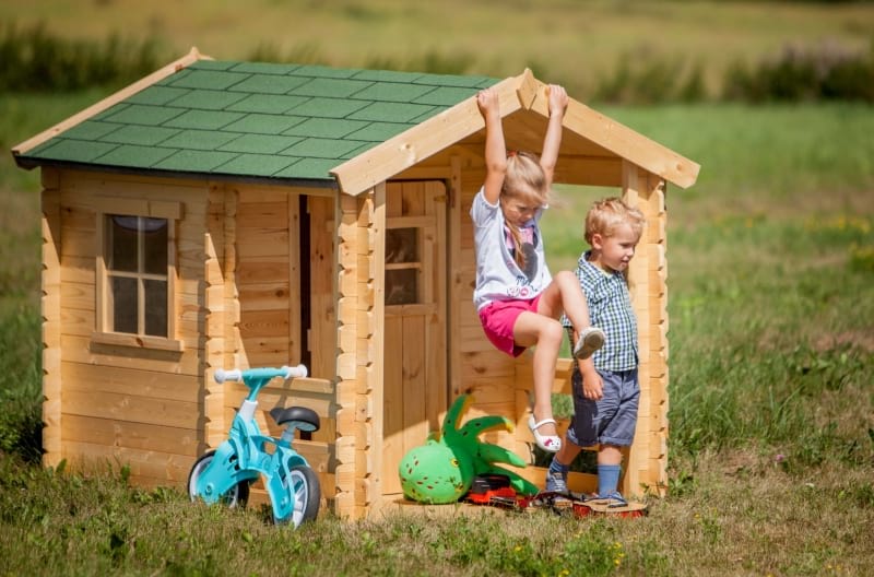 Drewniany domek dla dzieci ze zjeżdżalnią