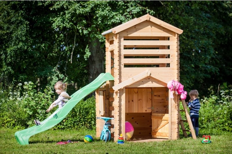Drewniany domek dla dzieci ze zjeżdżalnią