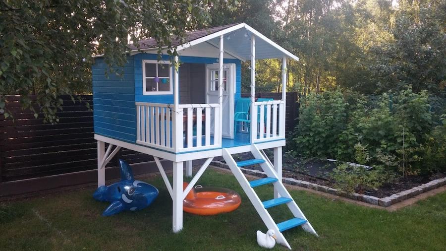 Drewniany domek dla dzieci ze zjeżdżalnią