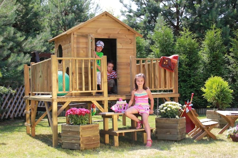 Drewniany domek dla dzieci ze zjeżdżalnią